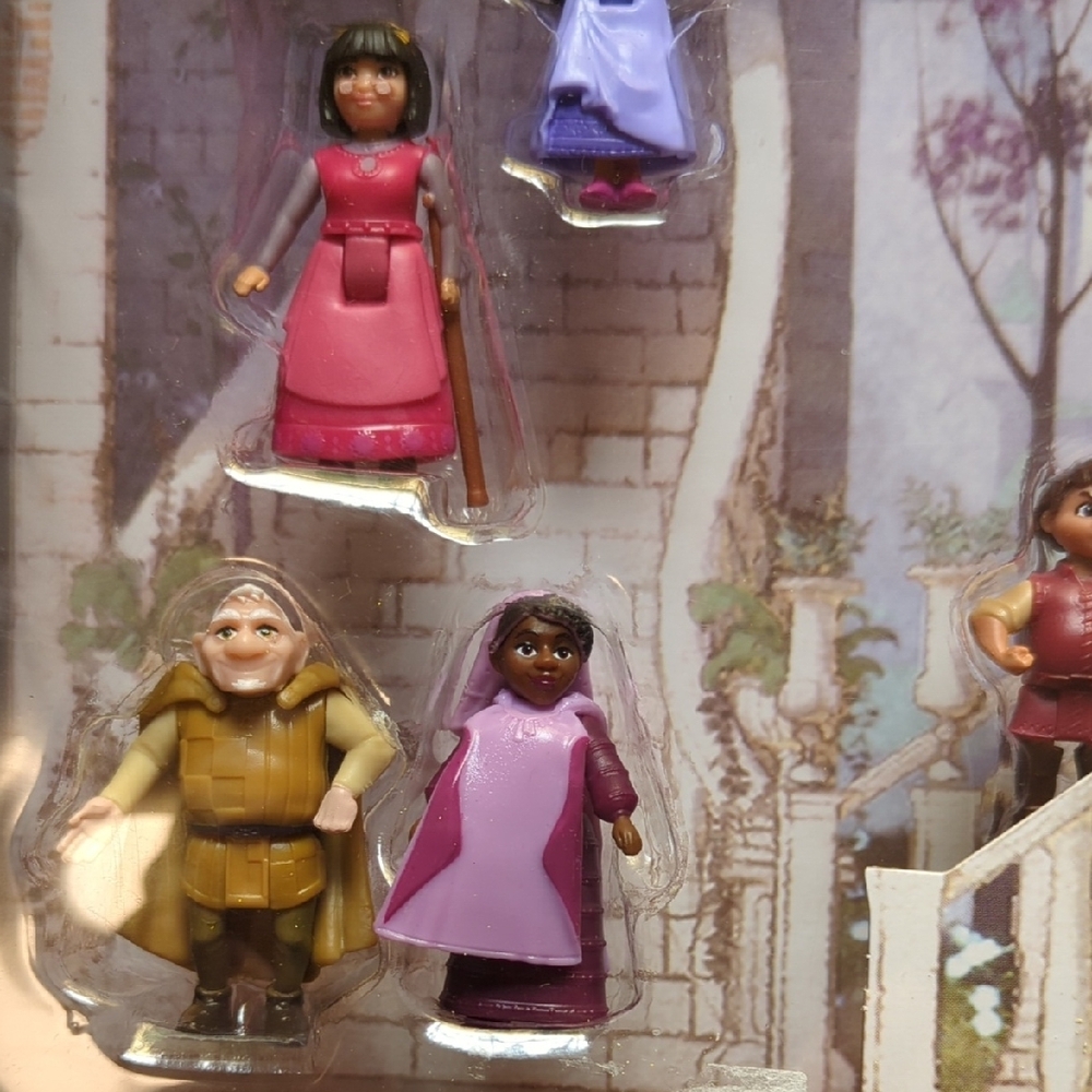 Disney Wish Kingdom of Rosas Character Set - Picture 5 of 10